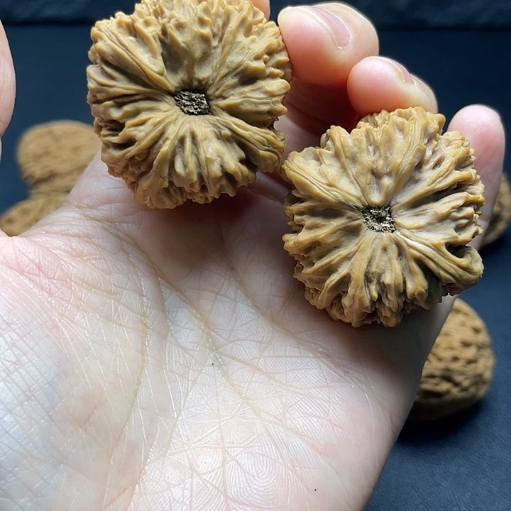 天***公文玩核桃吊坠南疆石