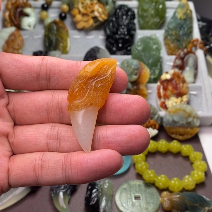 小***碟蛇纹石玉未镶嵌颈饰