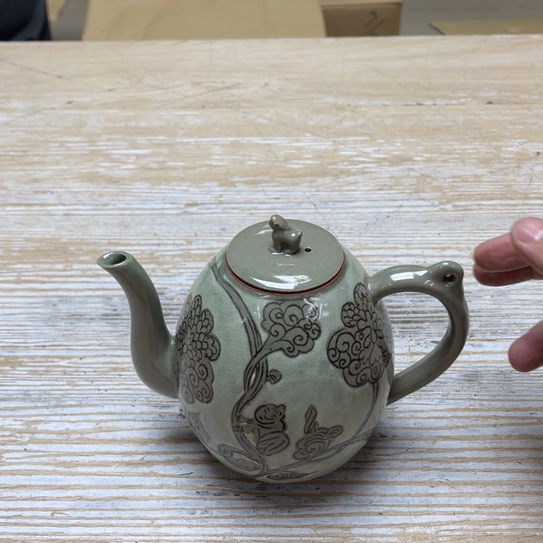 瓷片料****厨密密麻麻地排列着一个