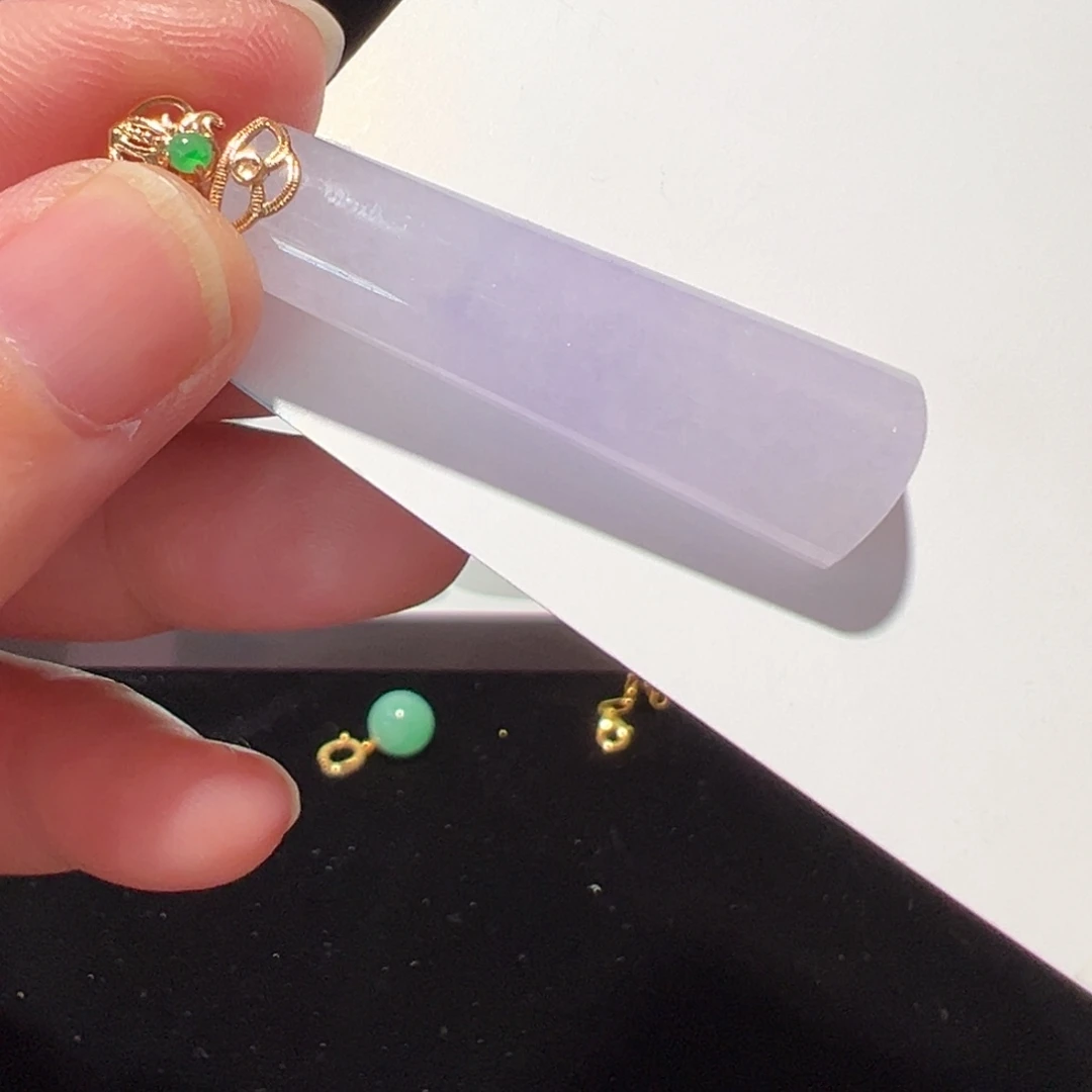 翡翠18K金镶嵌颈饰吊坠