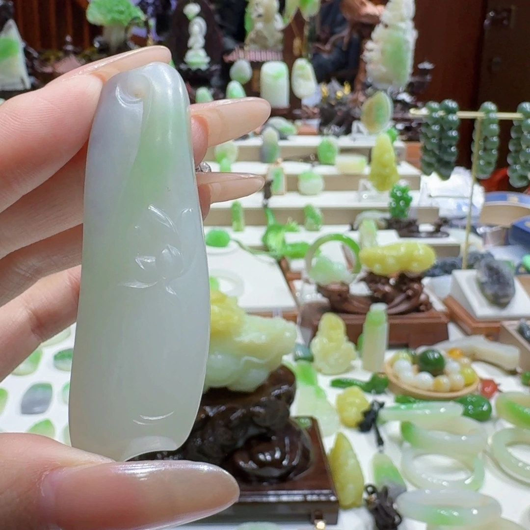 和田玉（翠青玉）未镶嵌挂件翠青荷花