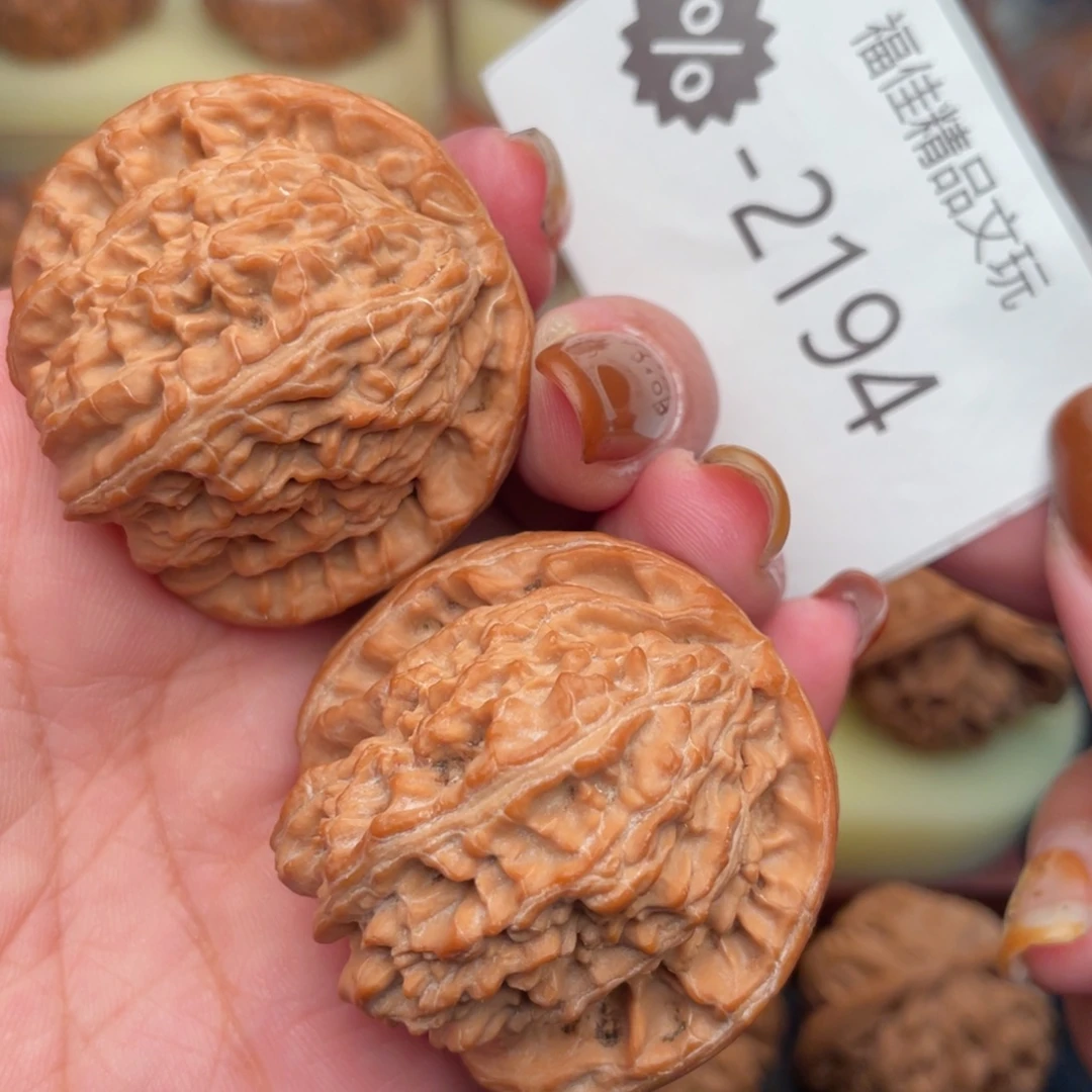 文玩核桃把件41红皮白狮子