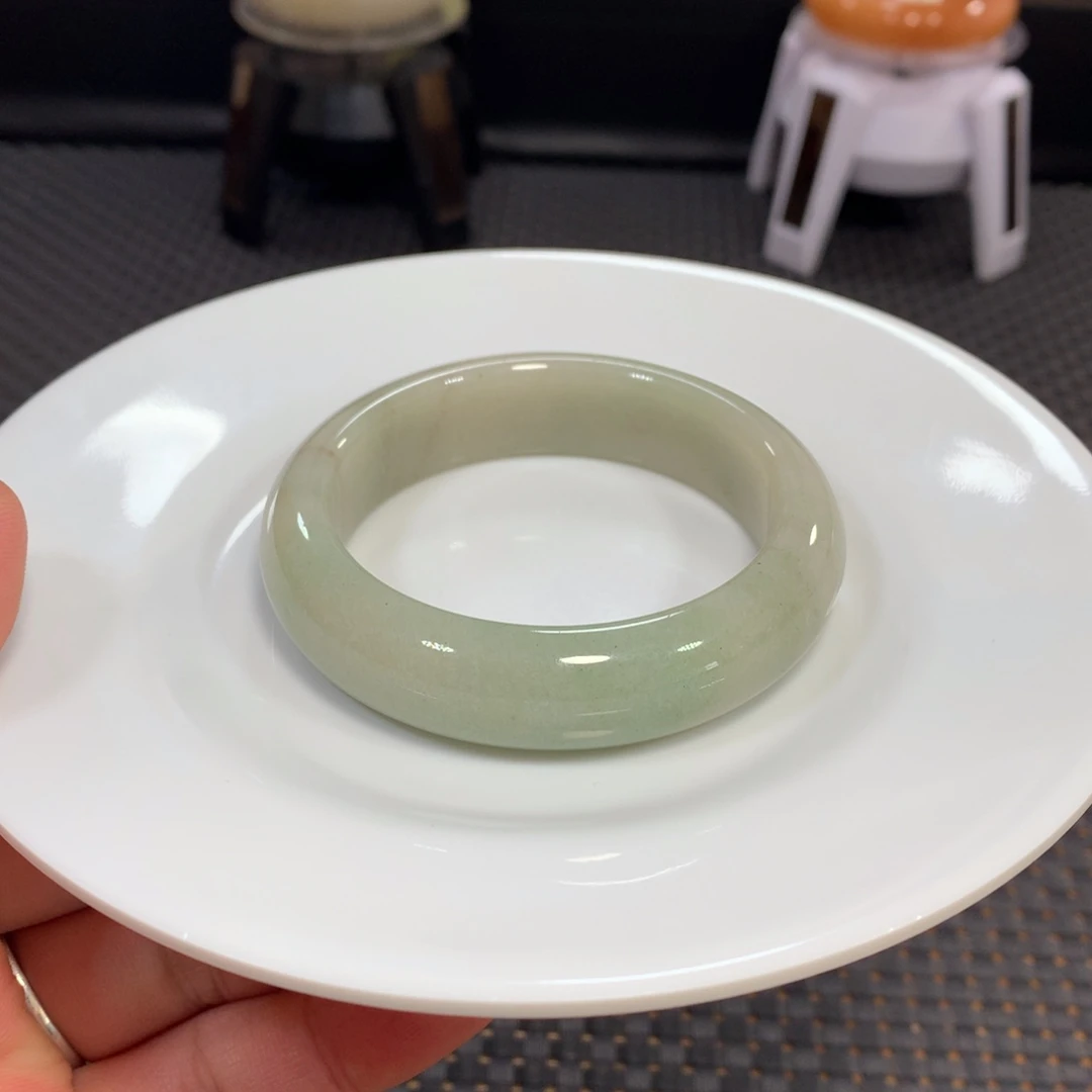 石英质玉（佘太翠）未镶嵌手镯漏56豆绿