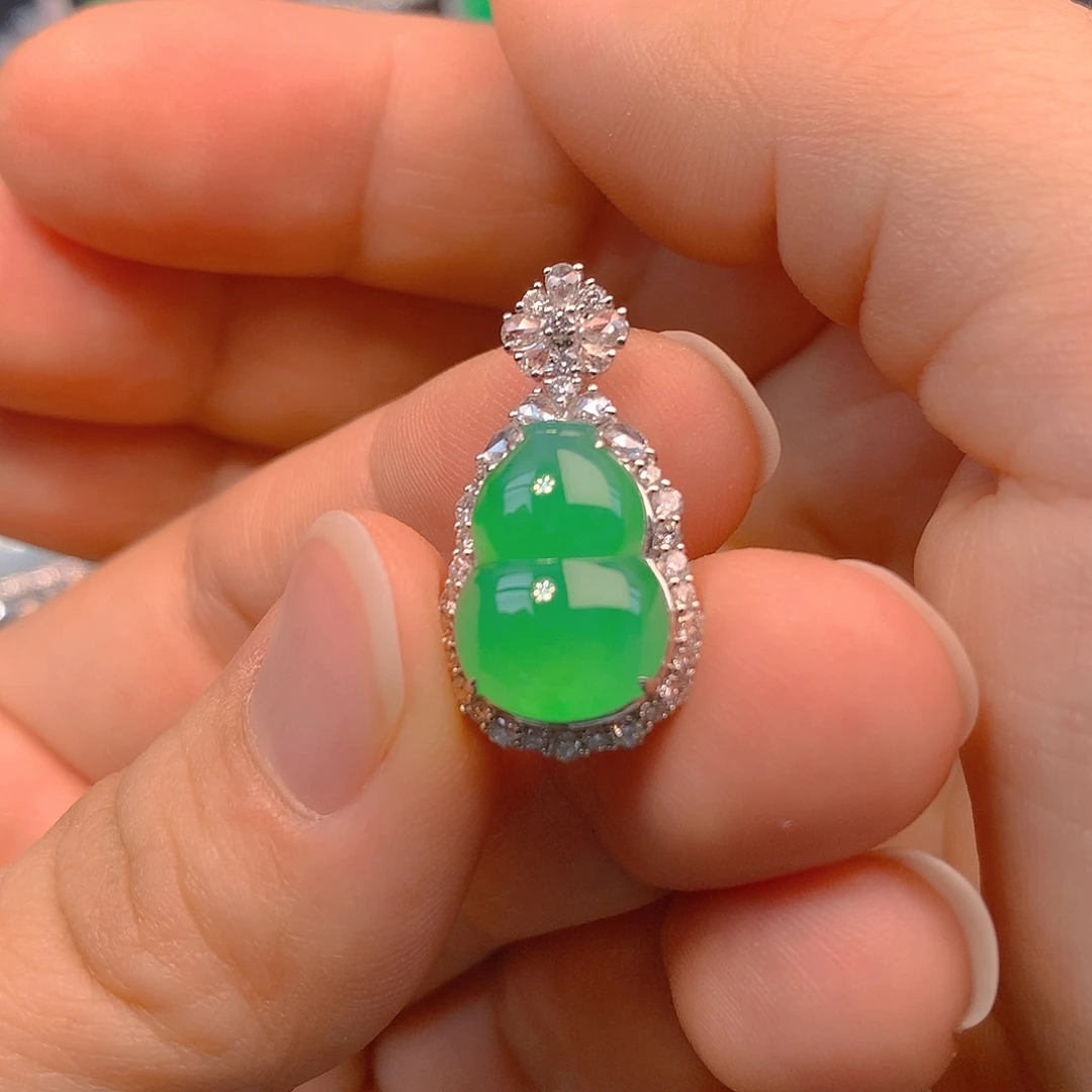 颈饰18K金镶嵌翡翠翡翠葫芦吊坠