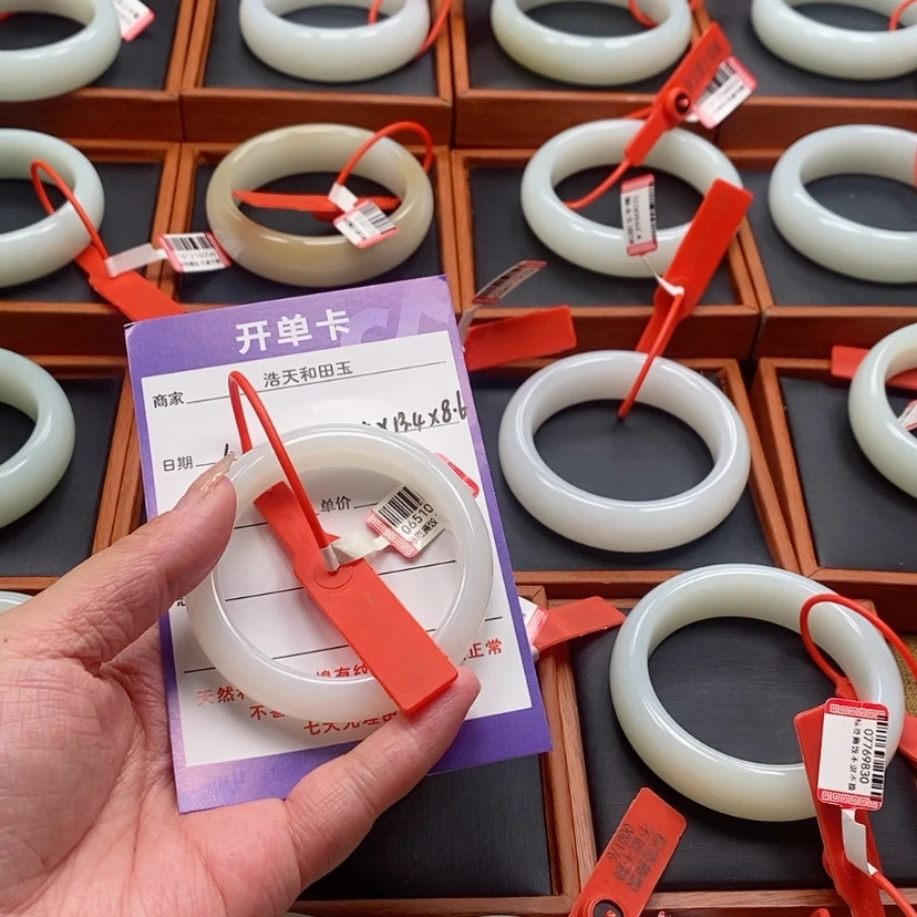 【闪购商品】未镶嵌手镯和田玉J****?