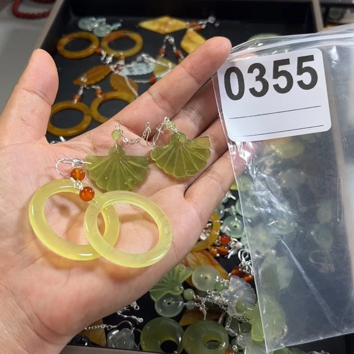 蛇纹石玉合金耳饰