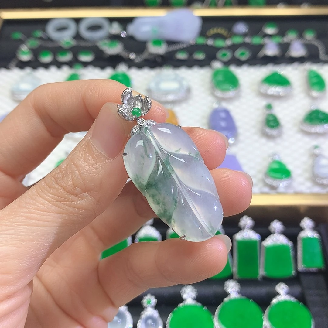 颈饰18K金镶嵌翡翠吊坠