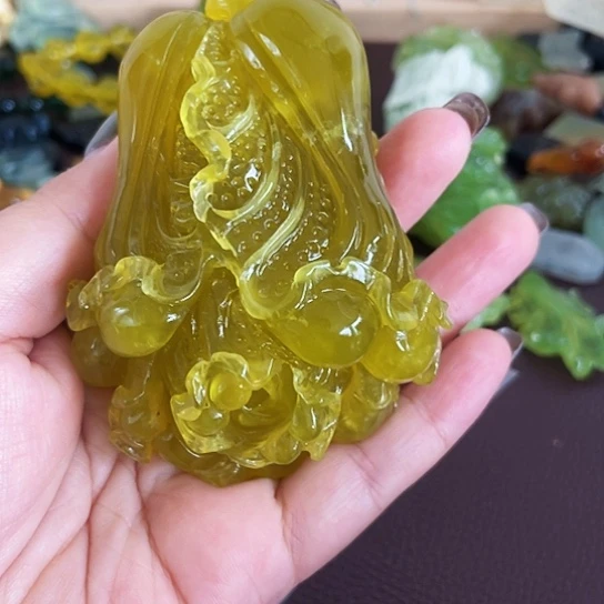 李***蛇纹石玉未镶嵌颈饰