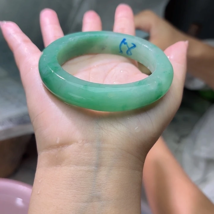 朵***石英质玉（非洲翠）未镶嵌手镯定制