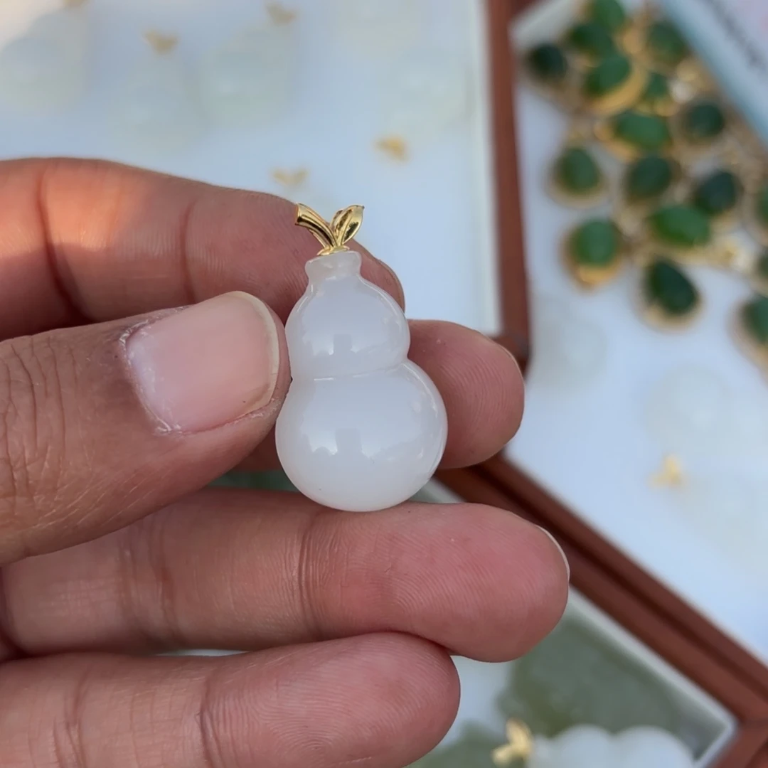 颈饰未镶嵌和田玉（白玉）葫芦。30尺寸