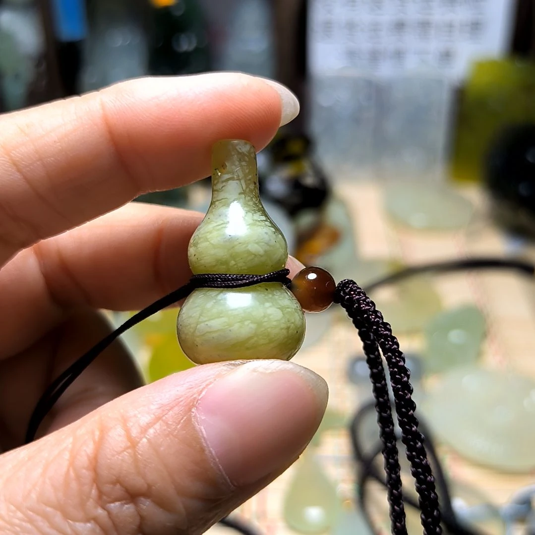 岫玉未镶嵌吊坠(不含链)王****?