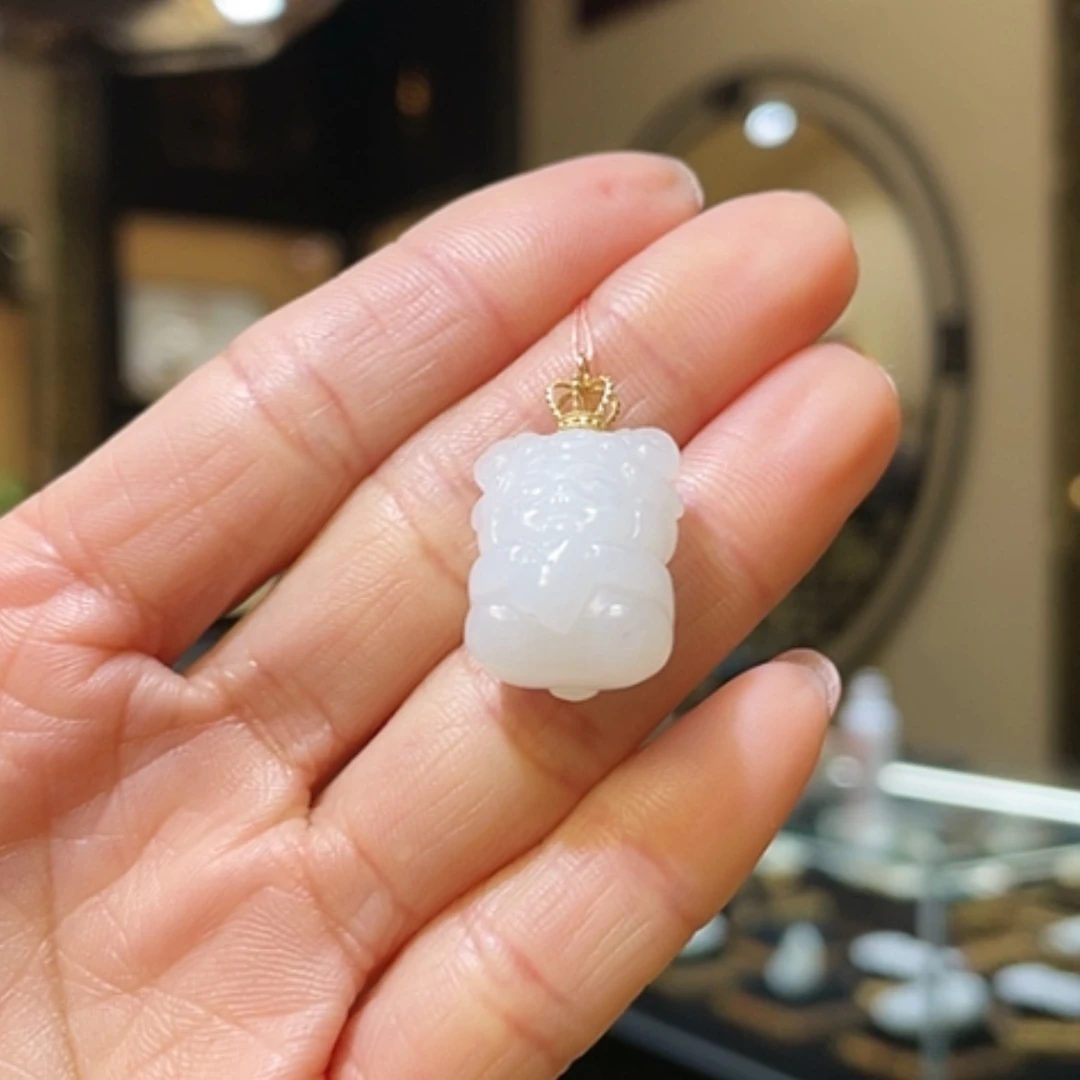 【闪购商品】和田玉颈饰18K金镶嵌洋洋得意