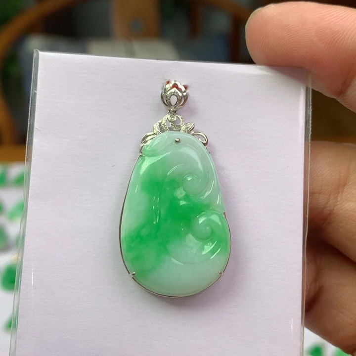 翡翠18K金镶嵌颈饰