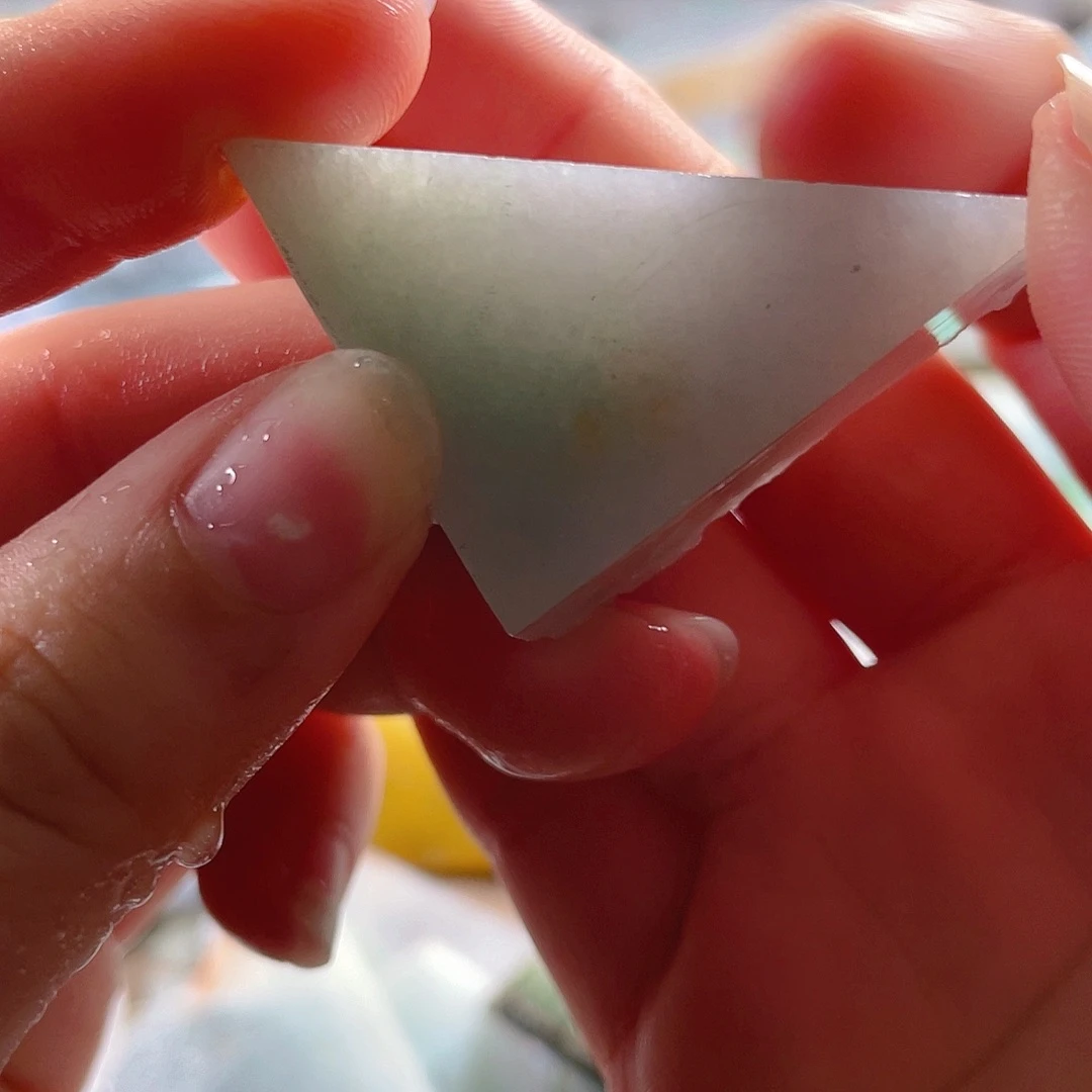 颈饰未镶嵌翡翠。