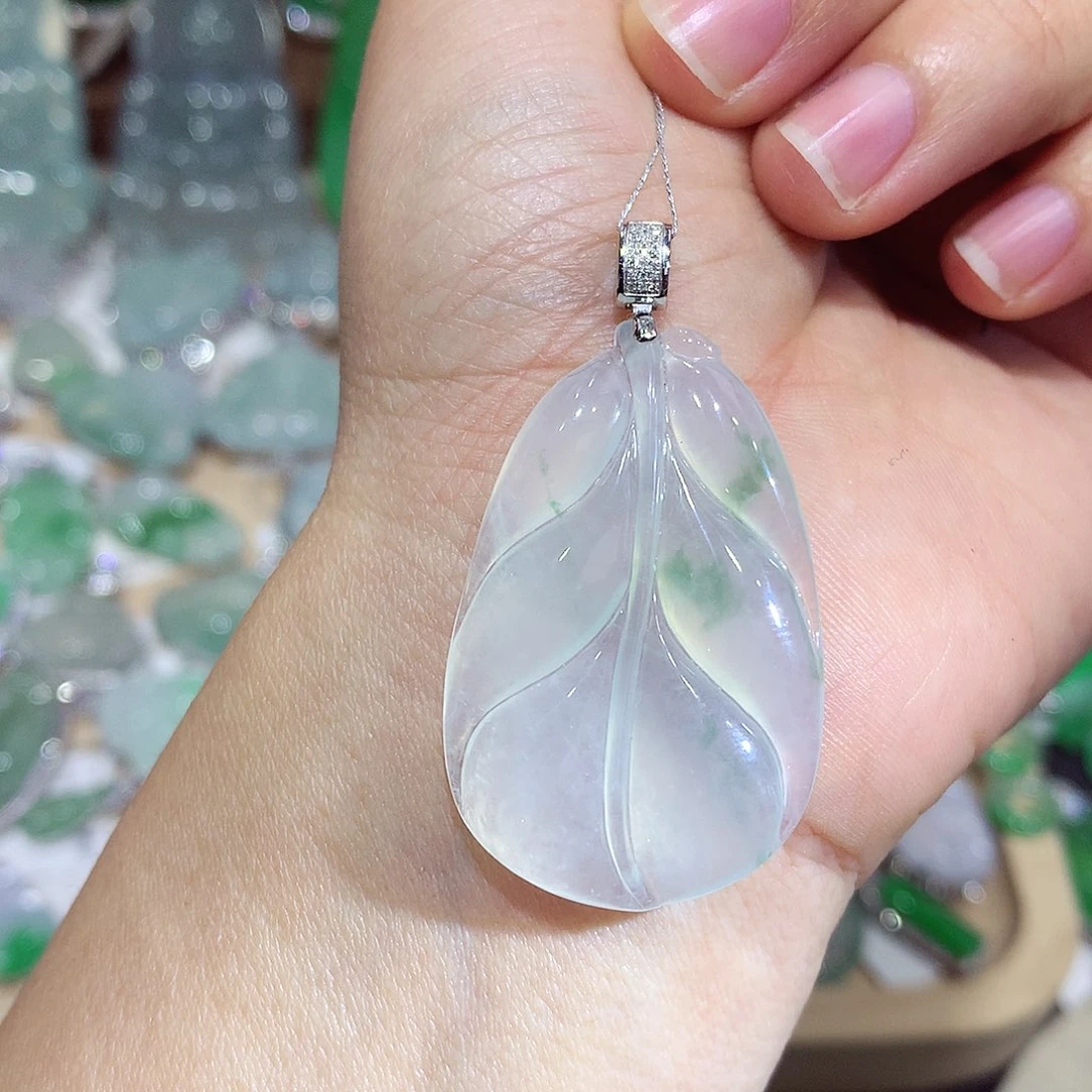 翡翠18K金镶嵌颈饰叶子