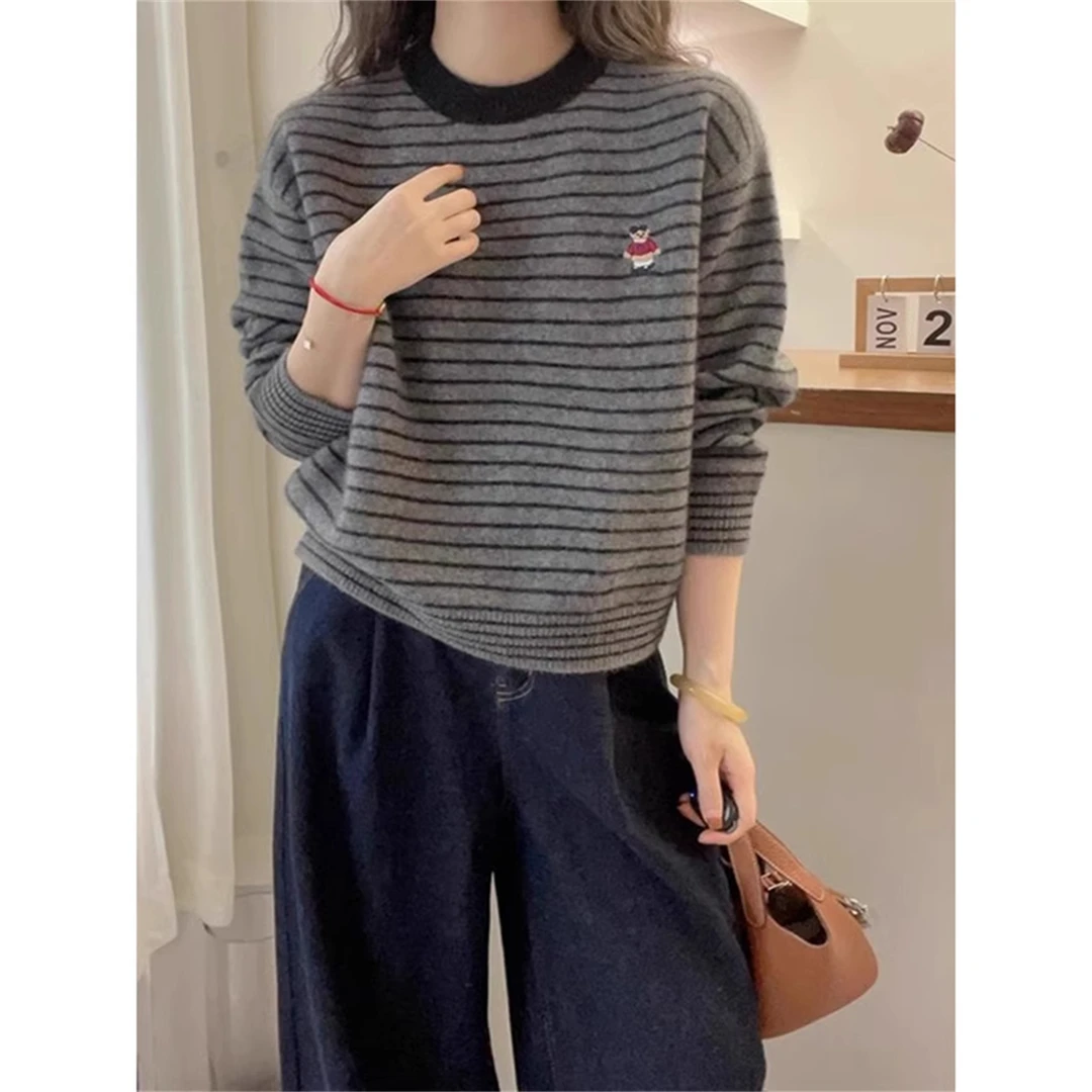 大码慵懒风灰色圆领条纹针织打底衫女秋冬微胖MM显瘦宽松遮肉毛衣