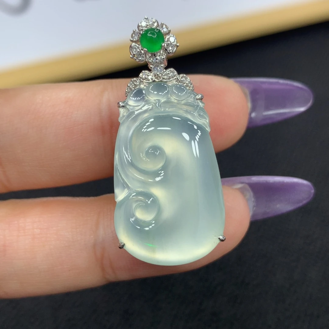 18K金镶嵌翡翠耳饰如意