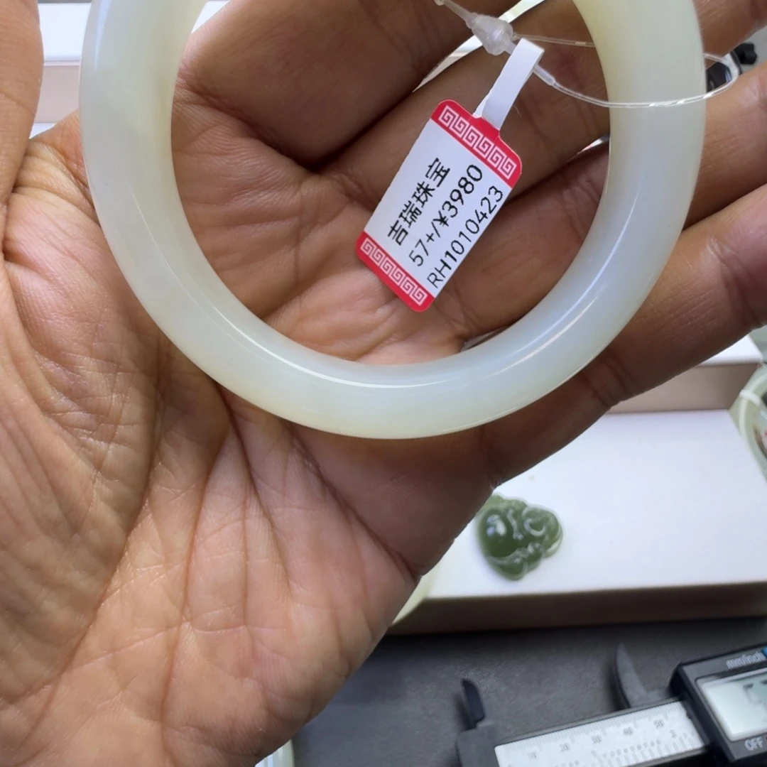 和田玉未镶嵌手镯