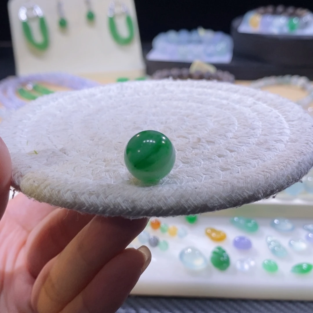 翡翠未镶嵌颈饰辣绿珠卡13.6