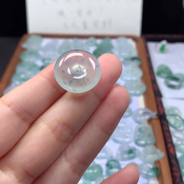 颈饰未镶嵌翡翠冰种飘花肥扣子