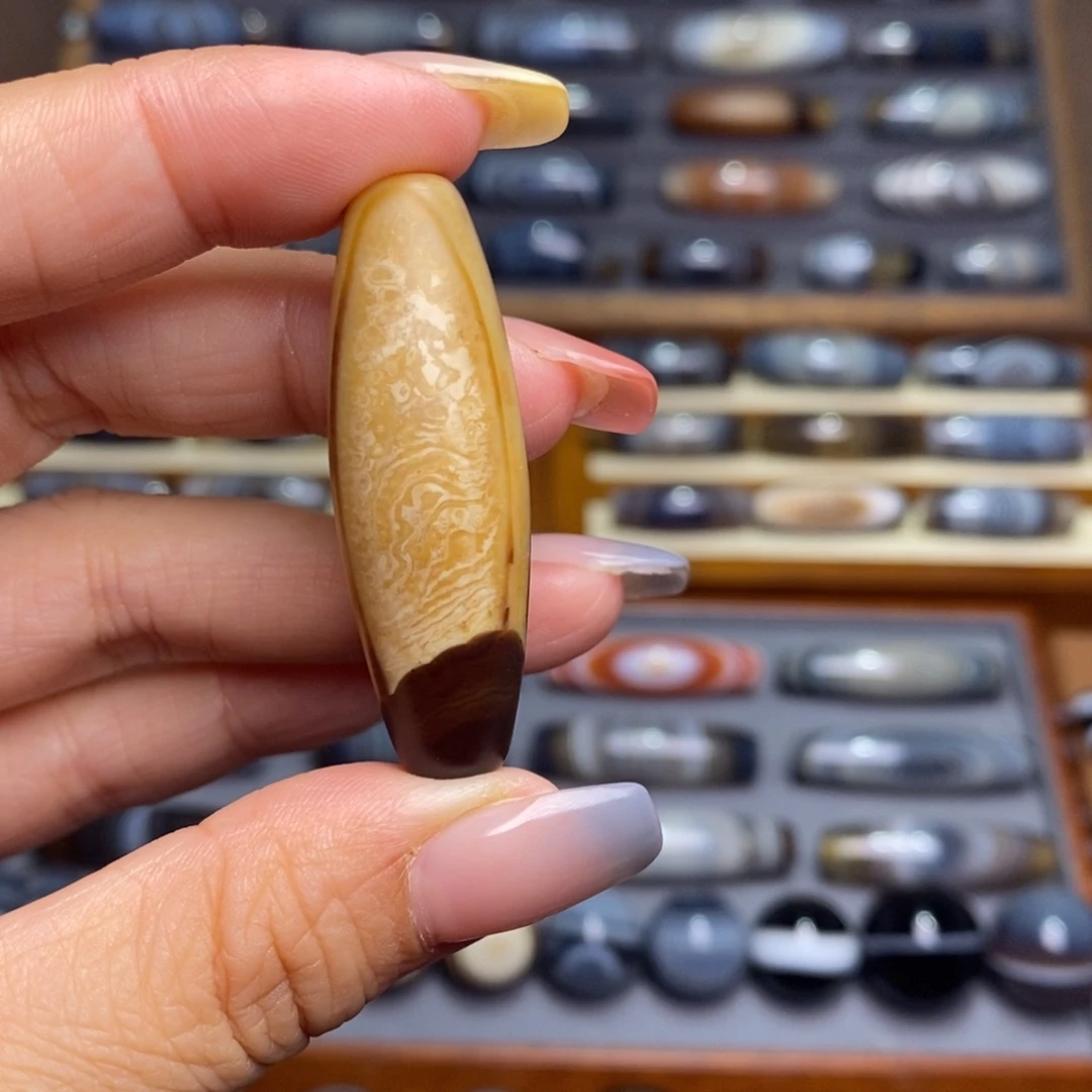 玛瑙/玉髓未镶嵌珠宝半成品呢*