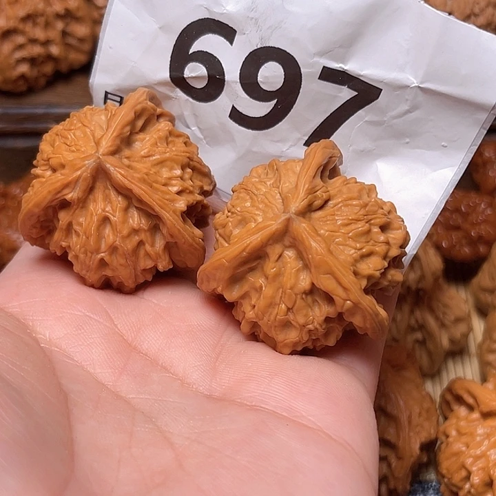 文玩核桃把件盘山 三棱。边38。 697