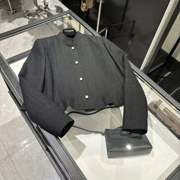 25年春装新款女装 小立领珍珠单排扣竖条拼接设计裙摆小外套-W038