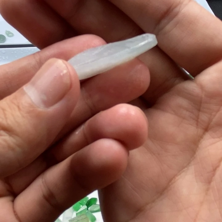 翡翠未镶嵌颈饰材料