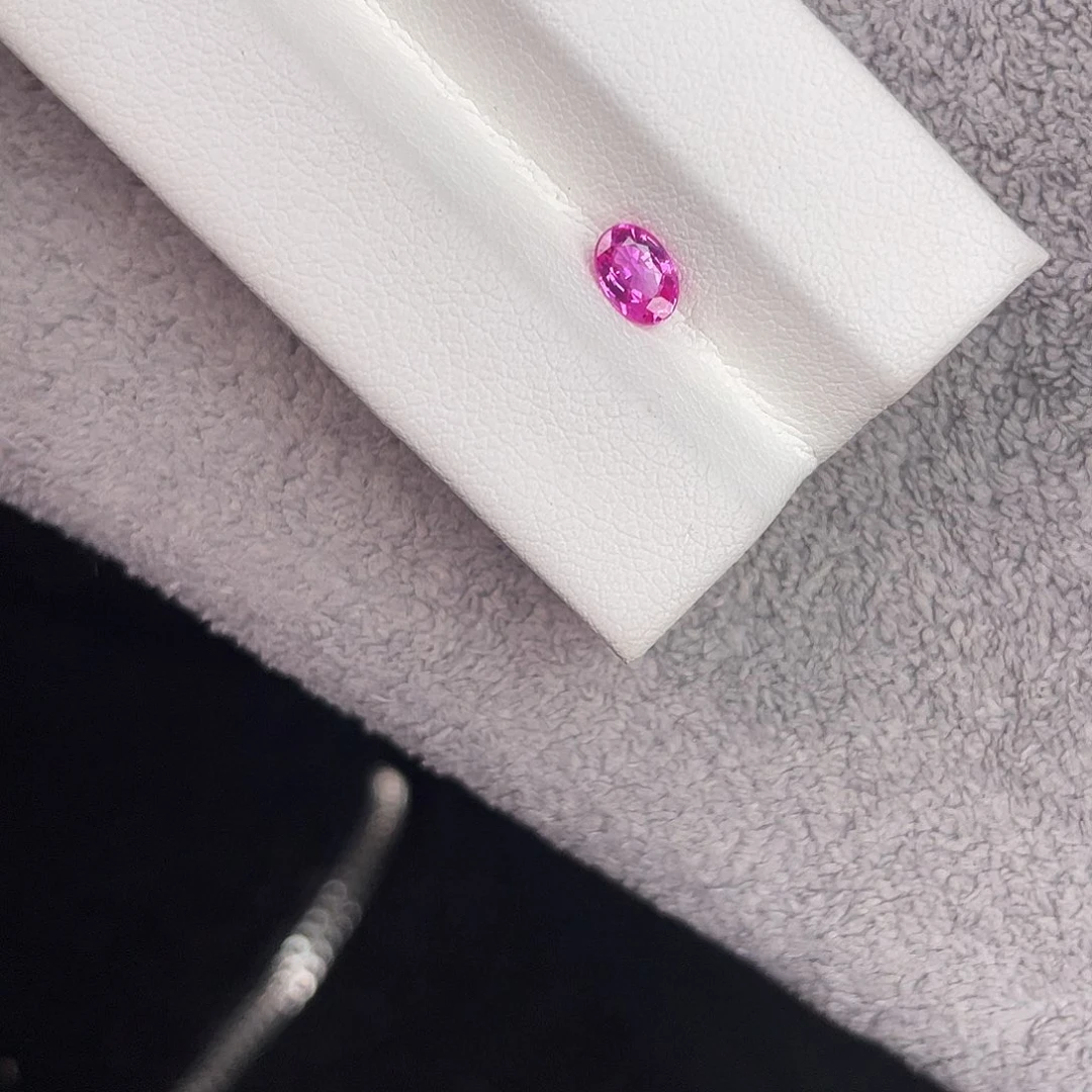蓝宝石裸石未镶嵌0.6Ct。