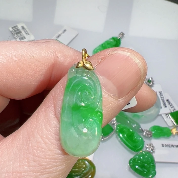 颈饰18K金镶嵌翡翠