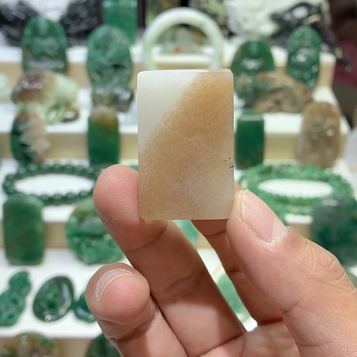 独山玉未镶嵌颈饰糖白无事牌