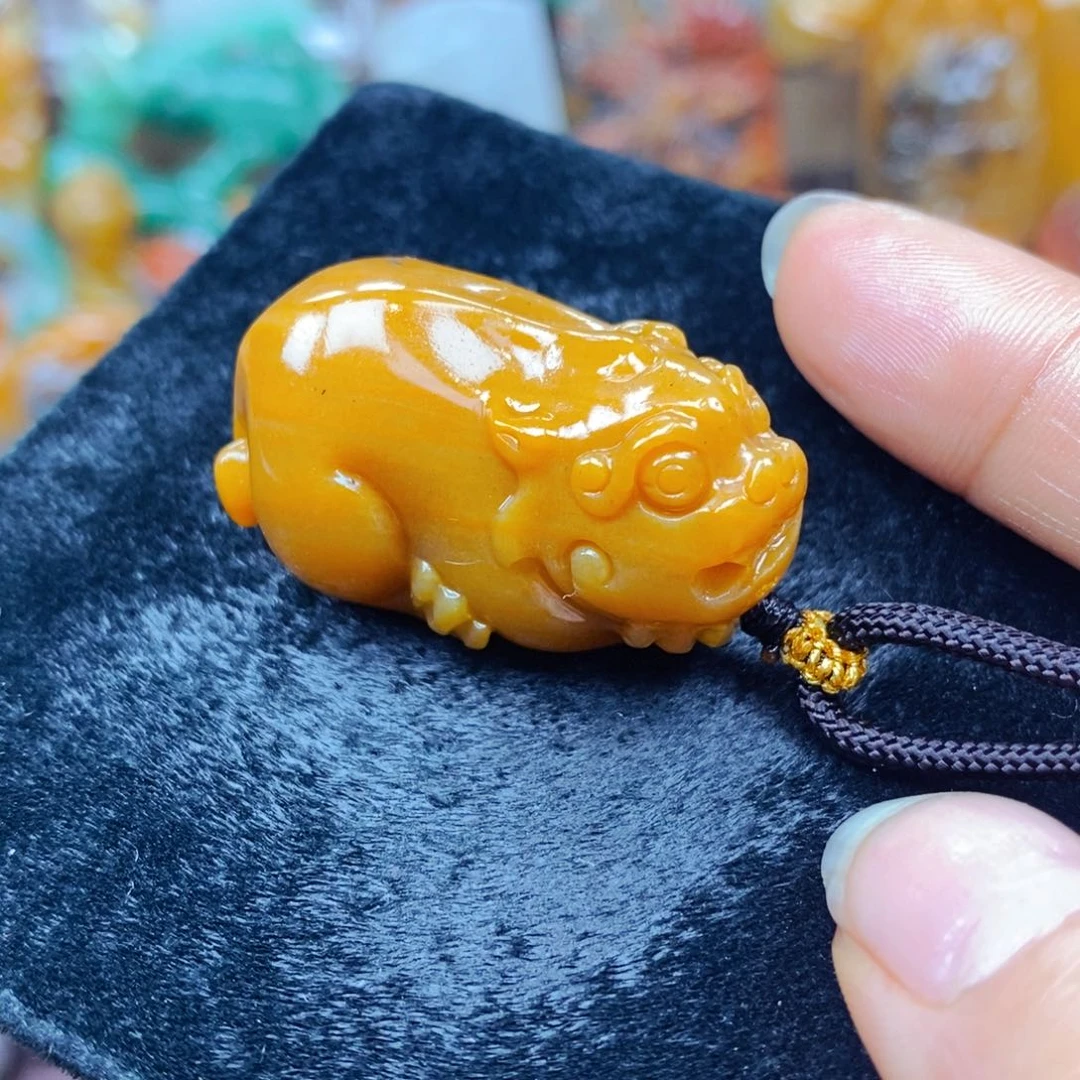 未镶嵌石英质玉（黄龙玉）颈饰