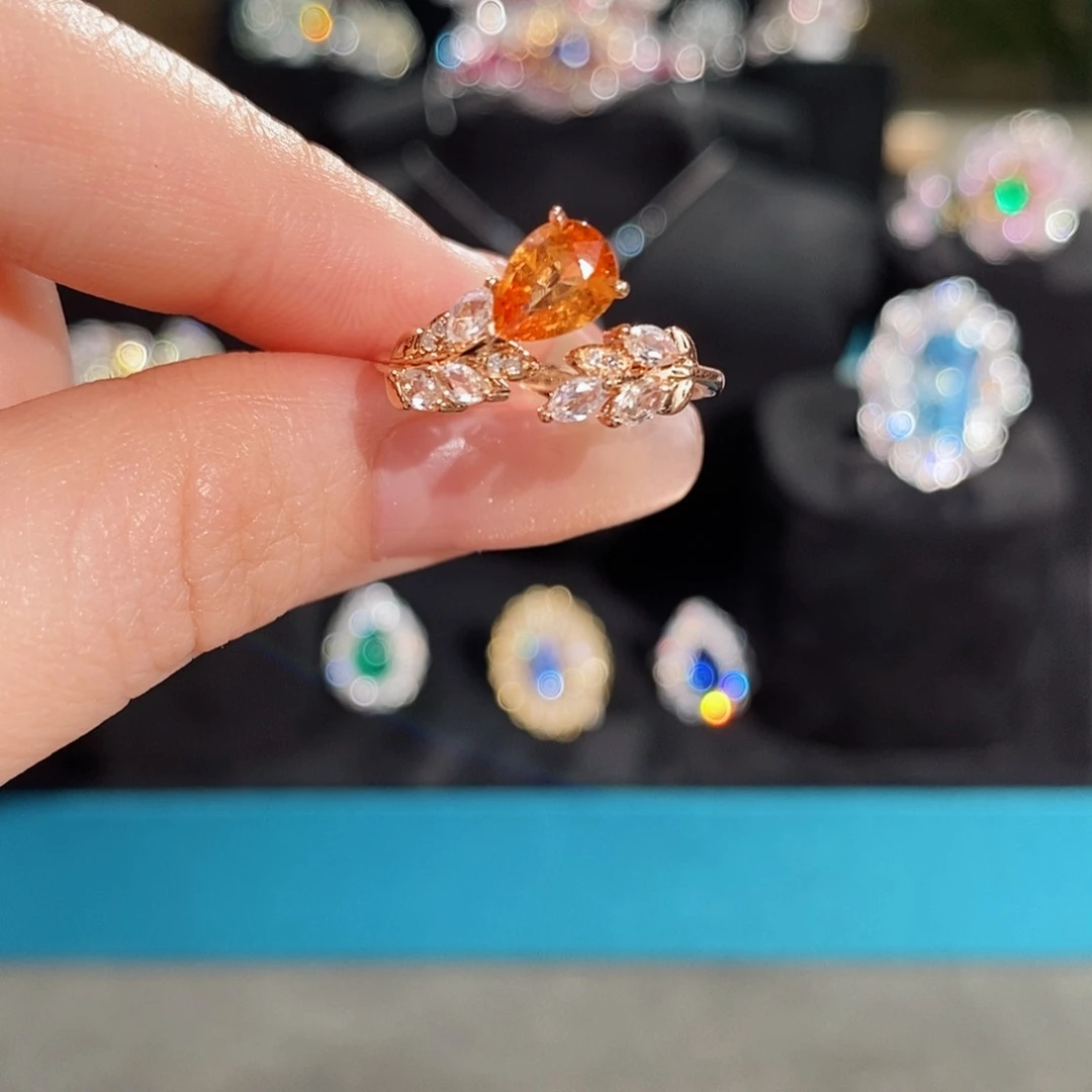 戒指18K金镶嵌石榴石（芬达石）1.03ct