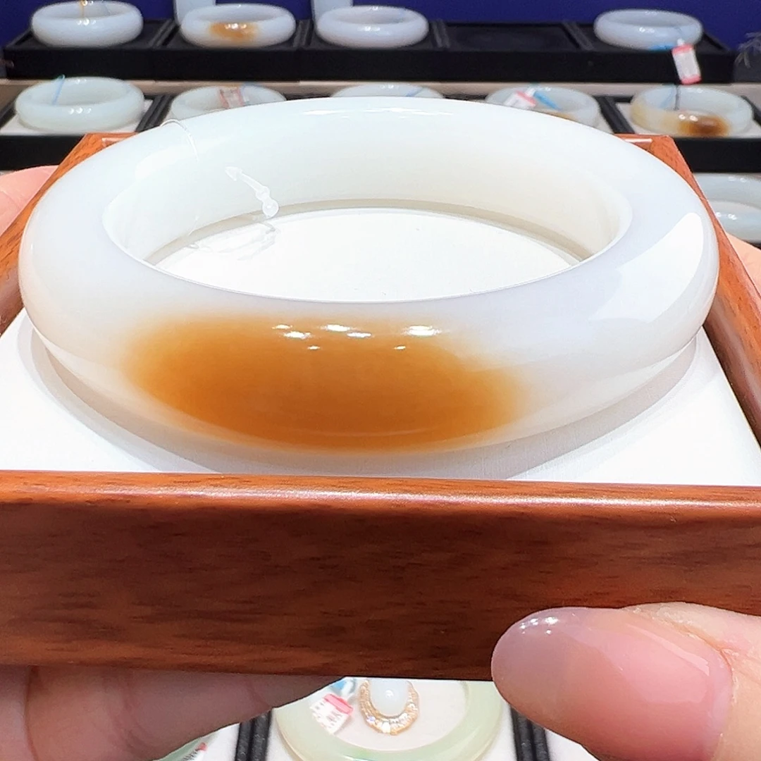 吉***七和田玉未镶嵌手镯