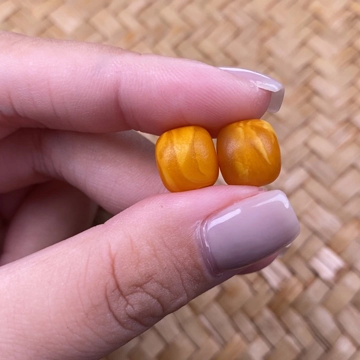 蒙***汉未镶嵌琥珀裸石蜜蜡10.7x9.5一对T