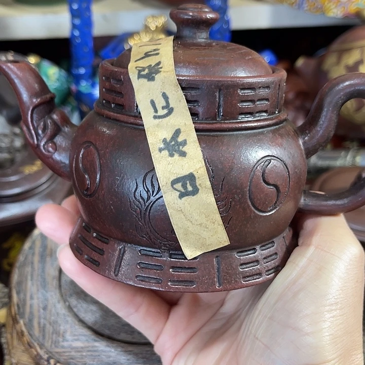 茶壶紫泥原矿泥料手工制作的一把紫砂壶。