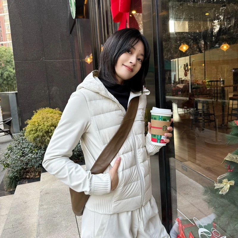 夹克式拼接轻羽绒，修身显瘦，锁温保暖，防风防水防钻绒F2482