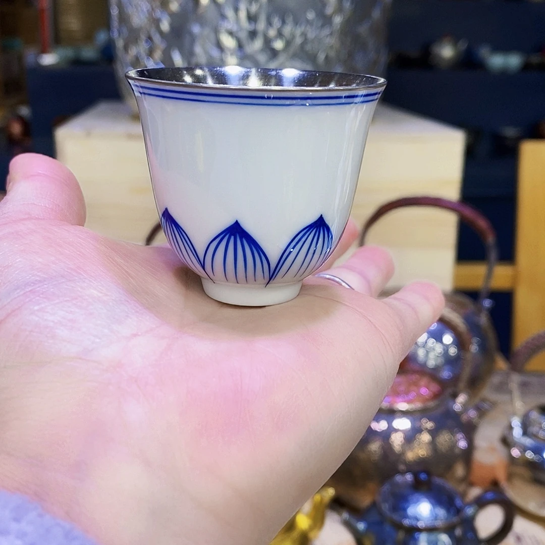 内胆里面是足银999的外壳是瓷器