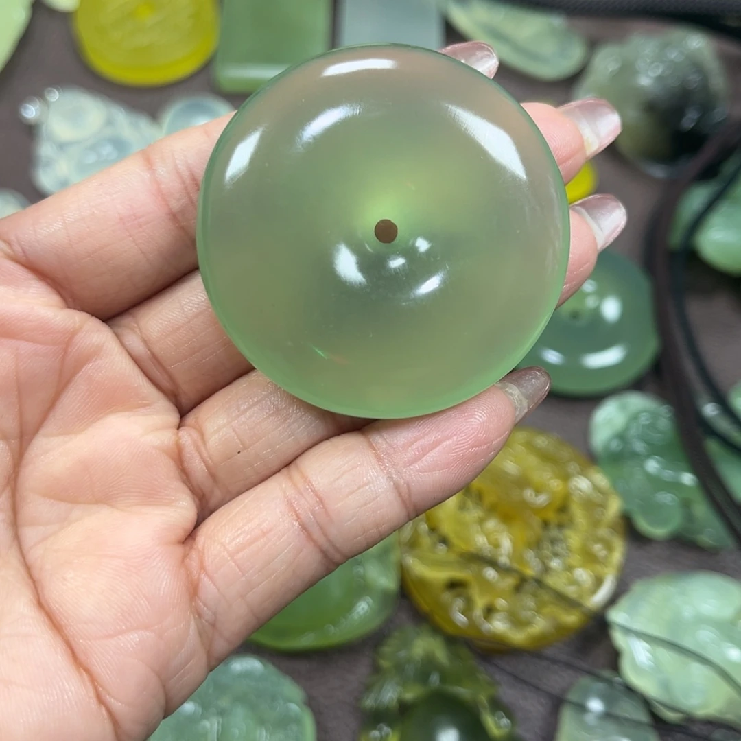 小***儿蛇纹石玉未镶嵌颈饰