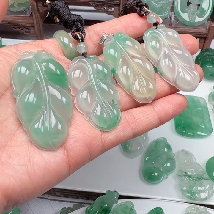 石英质玉未镶嵌颈饰玥**弯