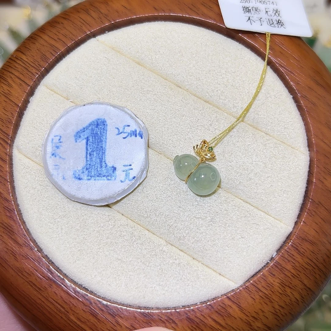 翡翠18K金镶嵌颈饰葫芦