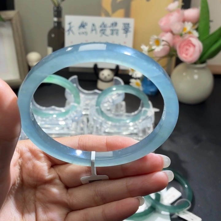 松***师翡翠未镶嵌手镯冰蓝