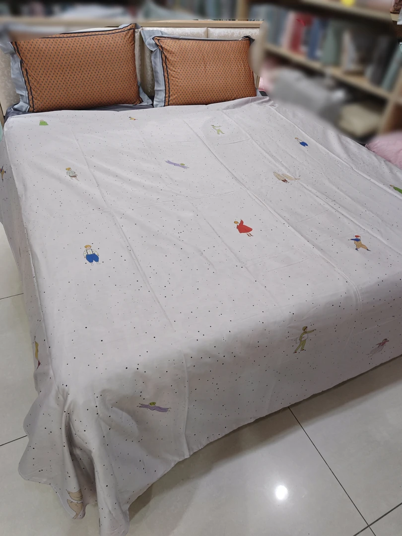 100支长绒棉床单2.4*2.5米,中间折痕稍色,床头有一溜印染问题