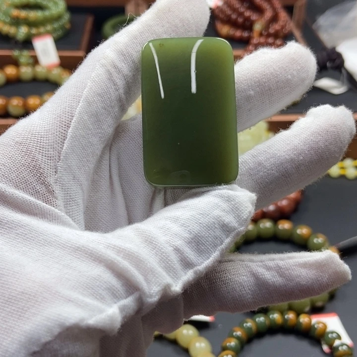 透闪石质玉未镶嵌颈饰