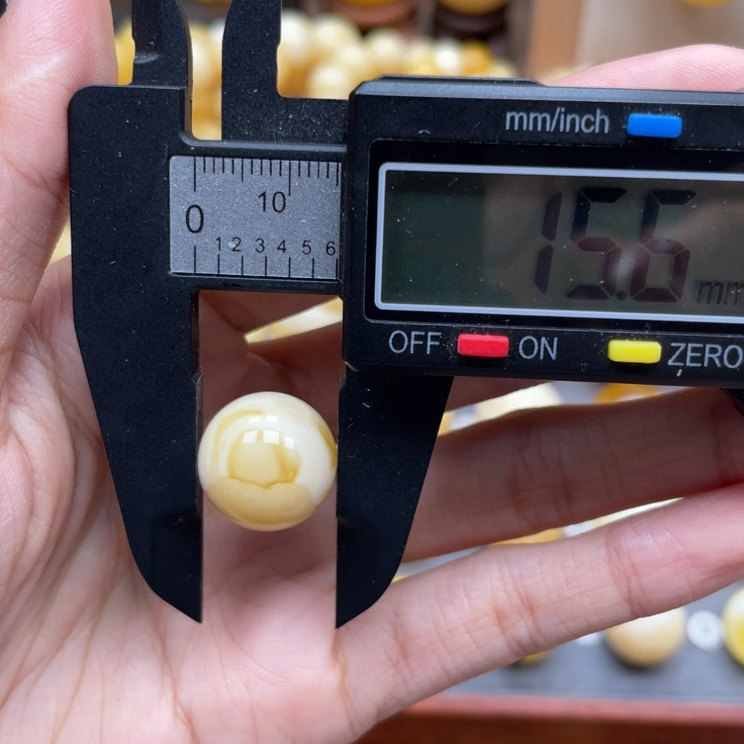 华***…未镶嵌琥珀珠宝奇石