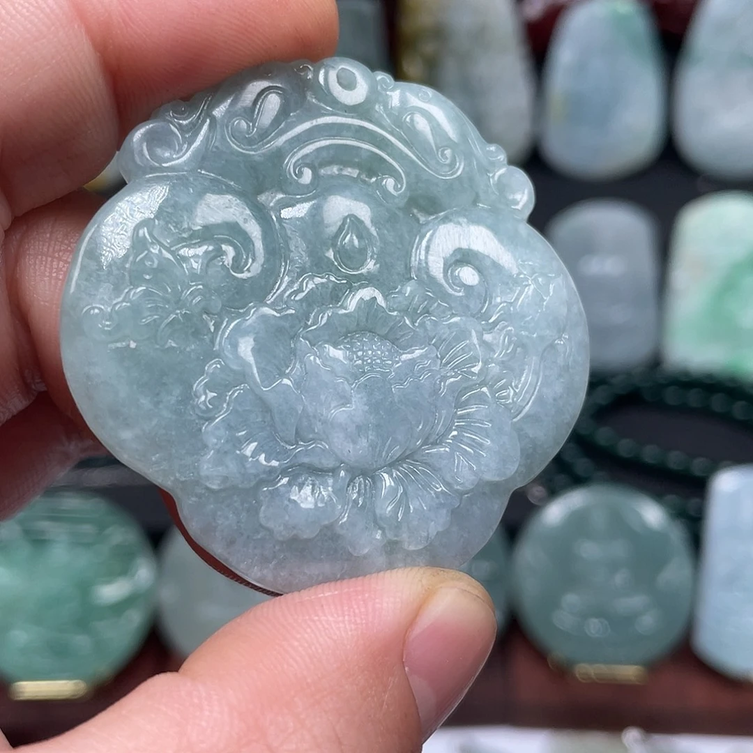 翡翠未镶嵌颈饰如意牡丹