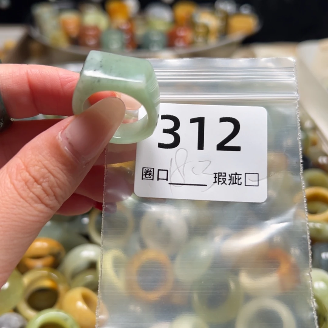 青***上蛇纹石玉未镶嵌戒指