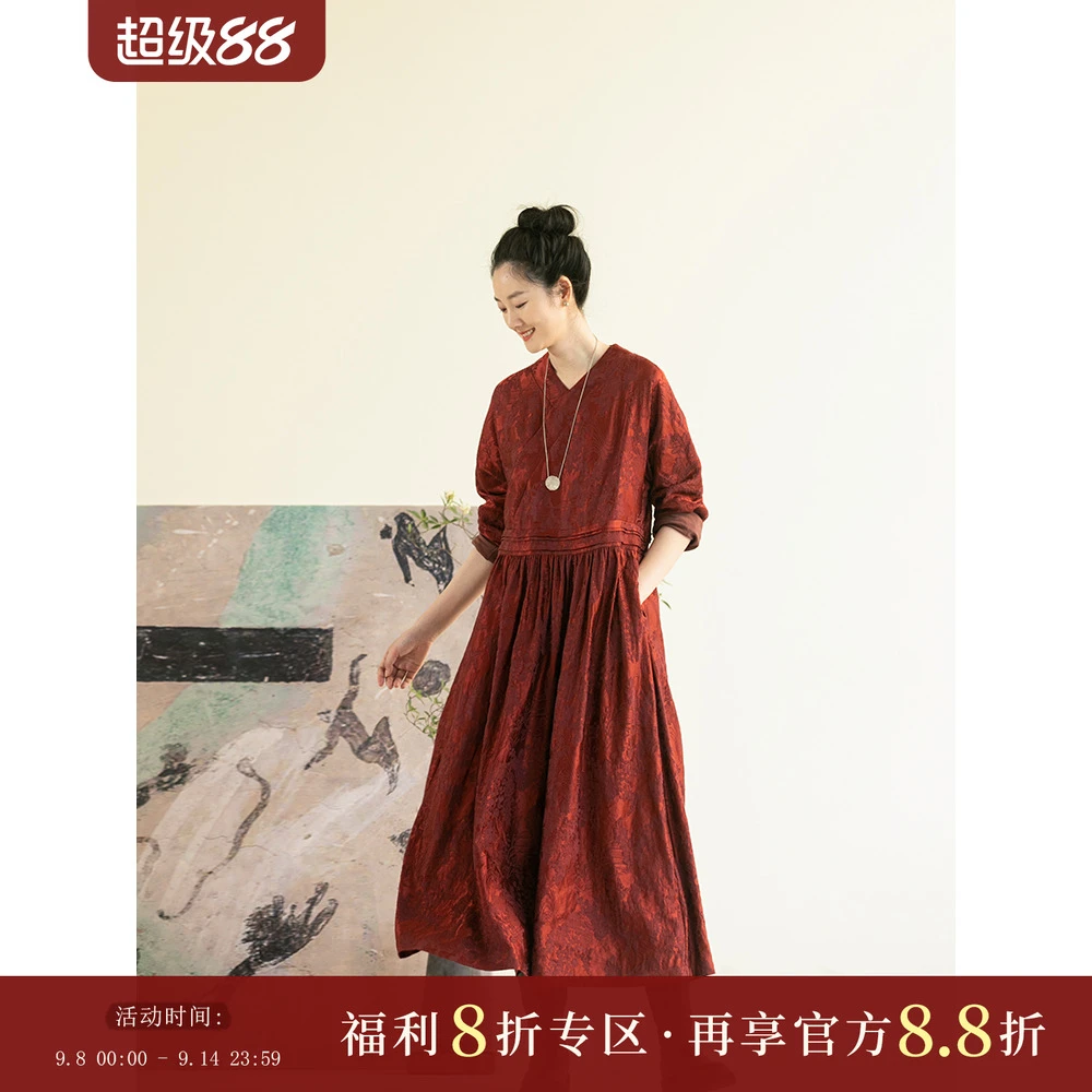 牧衣游原创提花丝麻连衣裙新款光泽丰盈红色V领禅意宽松长裙 芥拾