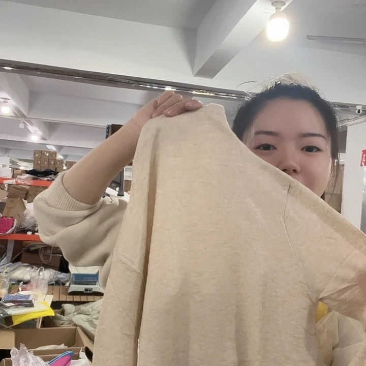 米色内搭。  m啦啦