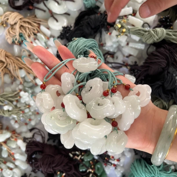 【天山翠平安锁吊坠】卡3多样性发货 拍一发一 时尚百搭显气质